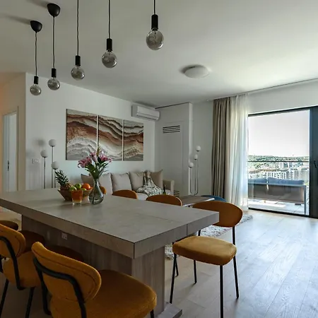 Apartment 4 Bedroom Luxury With Park & River View *