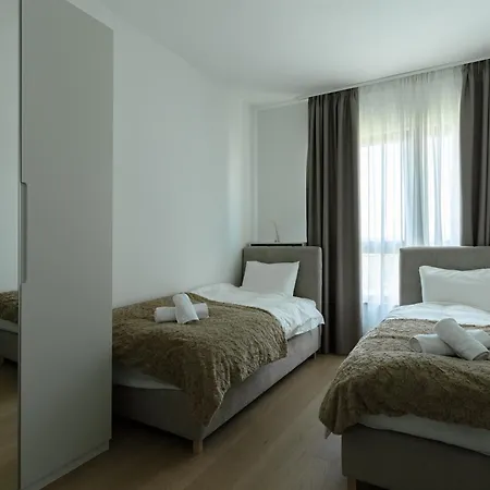4 Bedroom Luxury With Park & River View Apartment *
