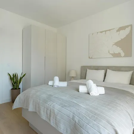 Apartment 4 Bedroom Luxury With Park & River View